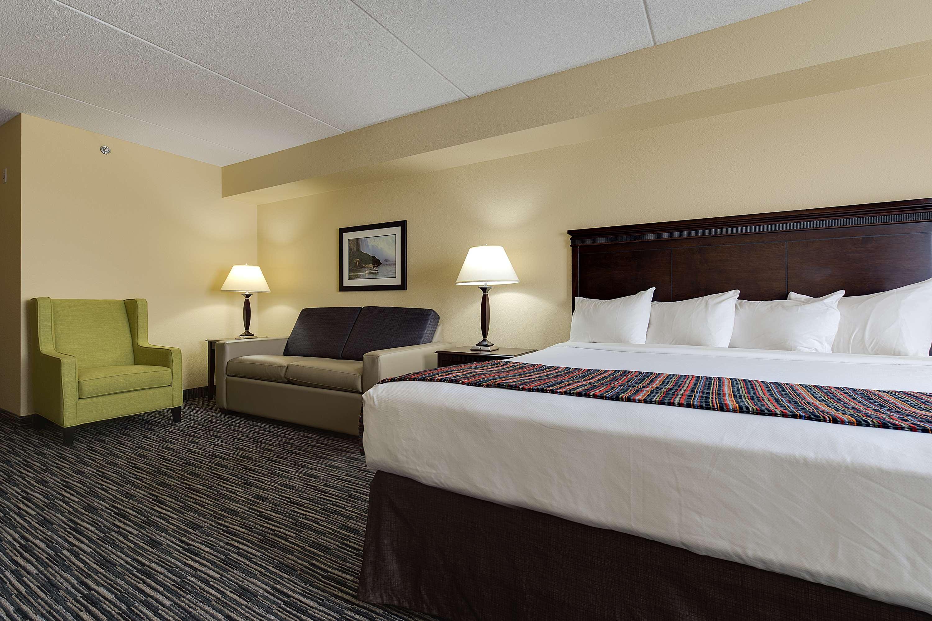 Country & By Radisson, Falls, On Hotel