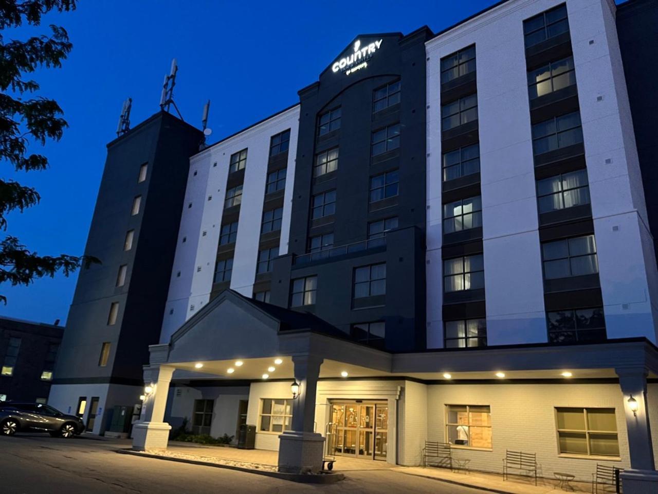 Country & By Radisson, Falls, On Niagara