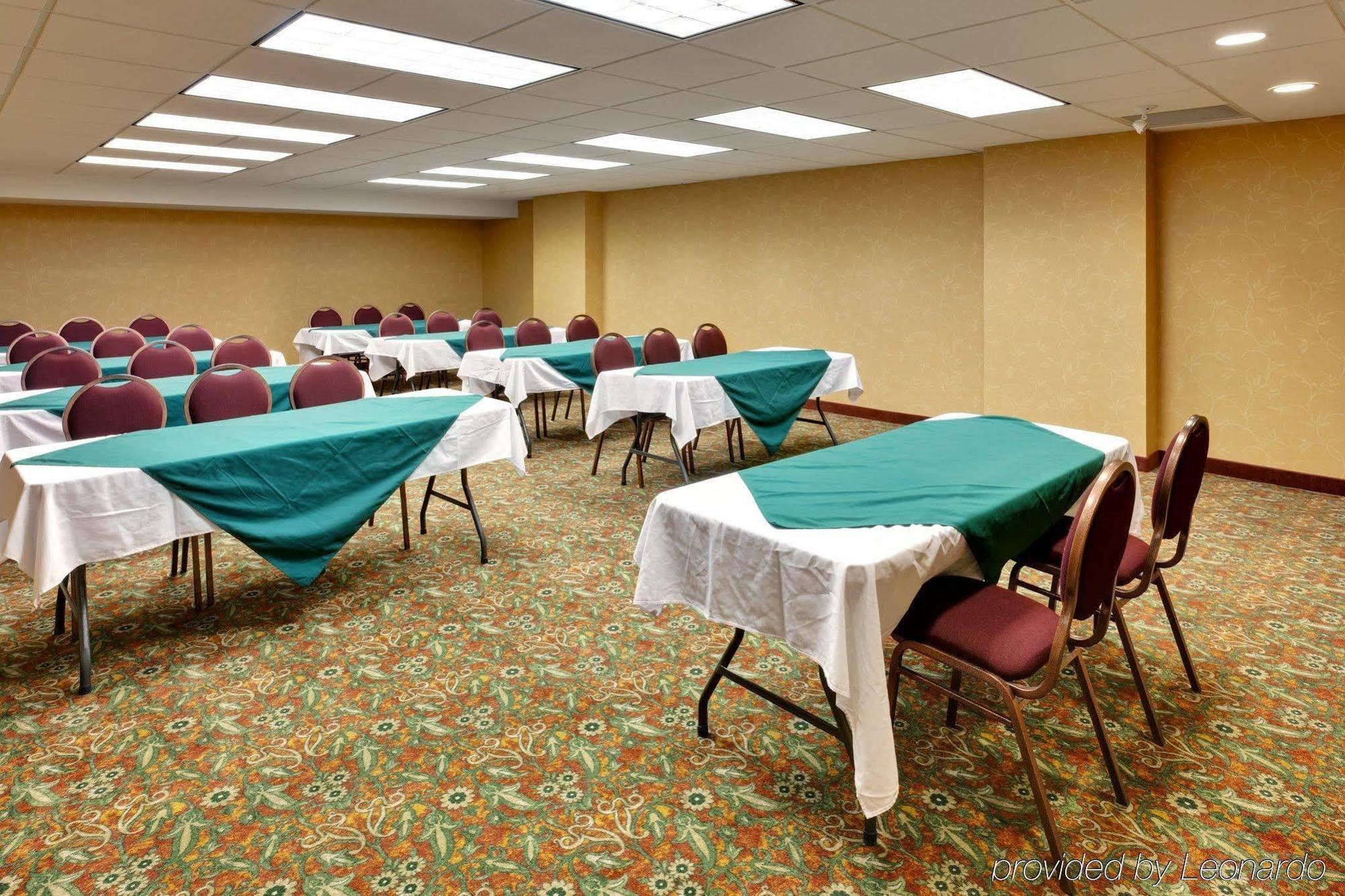 Country & By Radisson, Falls, On Hotel